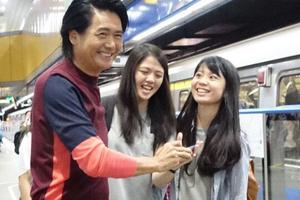 周润发赴台宣传携妻坐地铁毫无架子