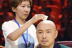 徐铮给光头补妆遭调侃：需要抛光