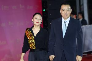 老夫老妻的糖！陈凯歌牵手陈红恩爱亮相