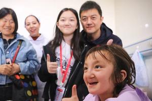 李嫣随李亚鹏首赴新疆为唇腭裂家庭鞠躬