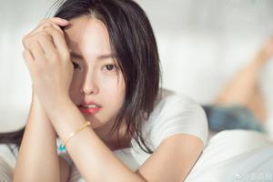 辣妈张嘉倪穿T恤热裤趴床撒娇