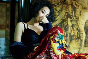 49岁许晴登杂志风情万种尽显妩媚撩人