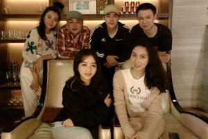 李易峰回成都与老同学聚会吃火锅