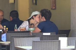 艾玛·沃特森与新男友隔桌忘情热吻被拍