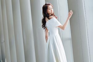 关晓彤一字肩纯白裙可爱清新气质温婉