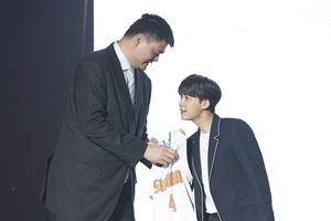 合影杀手！姚明和李易峰秀最萌身高差