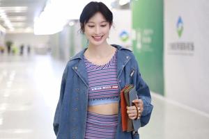 张俪现身上海机场 无惧温度露出小蛮腰