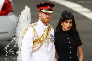 梅根王妃随哈利王子现身一袭长裙不显孕肚