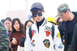 李宇春戴帽子墨镜气场足飞行员夹克抢眼