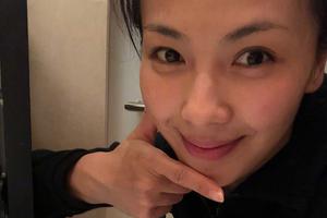 刘涛半夜收工晒美照竟对镜自己补牙