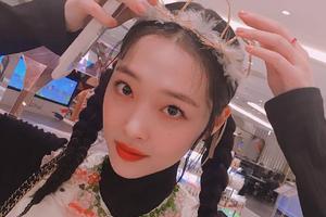 雪莉戴王冠甜美微笑 淡妆麻花辫清纯