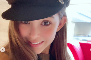 昆凌戴报童帽自拍 电眼迷人俏皮甜笑