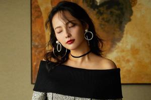 辣妈张嘉倪一字领露肩 红唇娇艳秀美腿