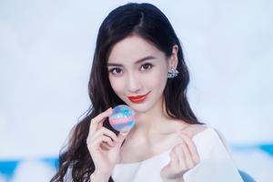 Angelababy白裙优雅 大眼红唇电力十足