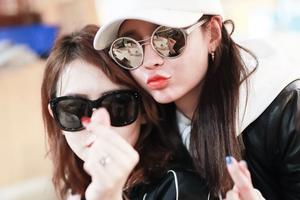 戚薇沈梦辰上演惜别桥段 齐嘟嘴比心