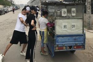 Baby素颜早起排队买煎饼 身材纤细瘦削