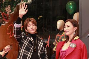 李准基与佘诗曼罕见同框碰杯拥抱