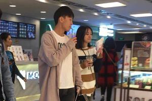 网友偶遇郑爽与男友张恒逛街买奶茶