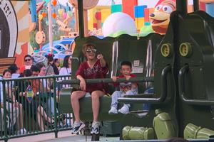 网友偶遇应采儿母子迪士尼游玩Jasper超乖