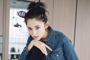 娜扎不受流言影响 戴蕾丝头饰托腮卖萌