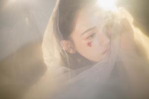 陈乔恩身披薄纱面容朦胧仙气十足