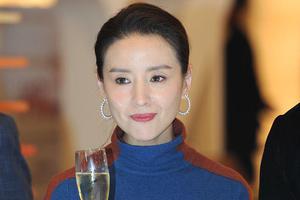 38岁董洁气质优雅迷人白美肌羡煞旁人