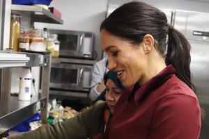 梅根王妃挺孕肚变最美厨娘优雅依旧