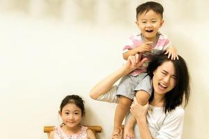 李小鹏妻子与一双儿女玩耍互动对镜搞怪