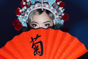 王菊演绎别样中国风戴京剧头套