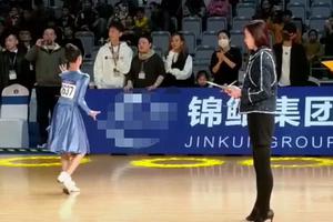 文章马伊琍戴口罩陪女儿舞蹈比赛