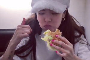 泫雅大口吃汉堡胃口好 竖大拇指点赞