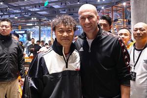 陈奕迅晒与齐达内合照开心到变形