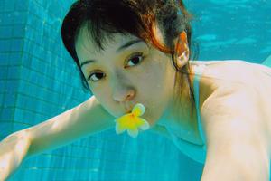 孕妈陈意涵素颜游泳皮肤好俏皮可爱