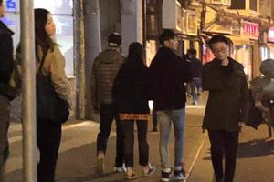 郑爽和男友深夜压马路 旁边还跟着爽爸?