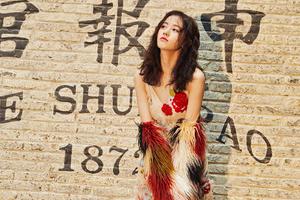 鞠婧祎穿彩色羽毛裙露香肩美腿清纯可人