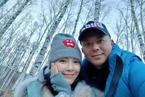 刘涛王珂甜蜜登山相互依偎