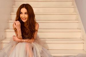 52岁温碧霞穿低胸纱裙雪肌隐现