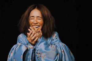 蔡依林身穿宫廷裙涂夸张腮红捂嘴大笑