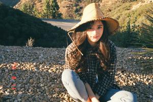 杨幂格子衬衣＋草帽甜笑变身日系美少女