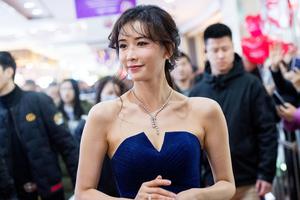 林志玲身穿宝蓝色抹胸长裙显优雅气质