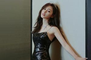 张天爱穿亮片吊带裙秀蜂腰翘臀好身材