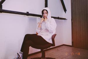 黑了吗？吴宣仪沙漠归来首晒照嘟嘴卖萌