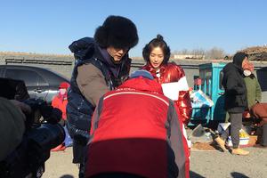 秦岚回沈阳老家年味足 搭档林依轮赶集