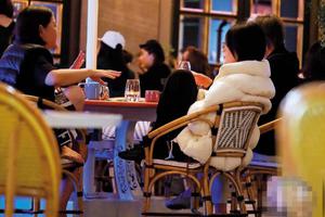 王菲与好友聚餐开心热聊 坐姿豪迈随性