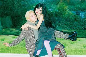 泫雅携男友拍情侣写真 坐大腿眼妆夸张