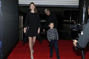 Jasper第一次走红毯毫不怯场双手插兜