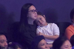 刘德华女儿看爸爸演唱会全程可爱打call