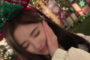 鞠婧祎迪士尼过圣诞长发披肩甜美托腮