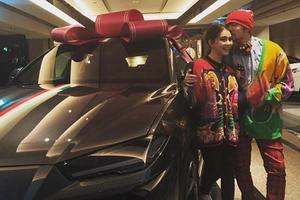 昆凌办圣诞派对送周杰伦豪车