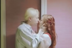 泫雅与男友当众热吻贴脸 与好友过圣诞